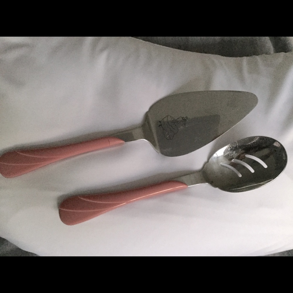 One cake server( small crack in plastic) and ladle